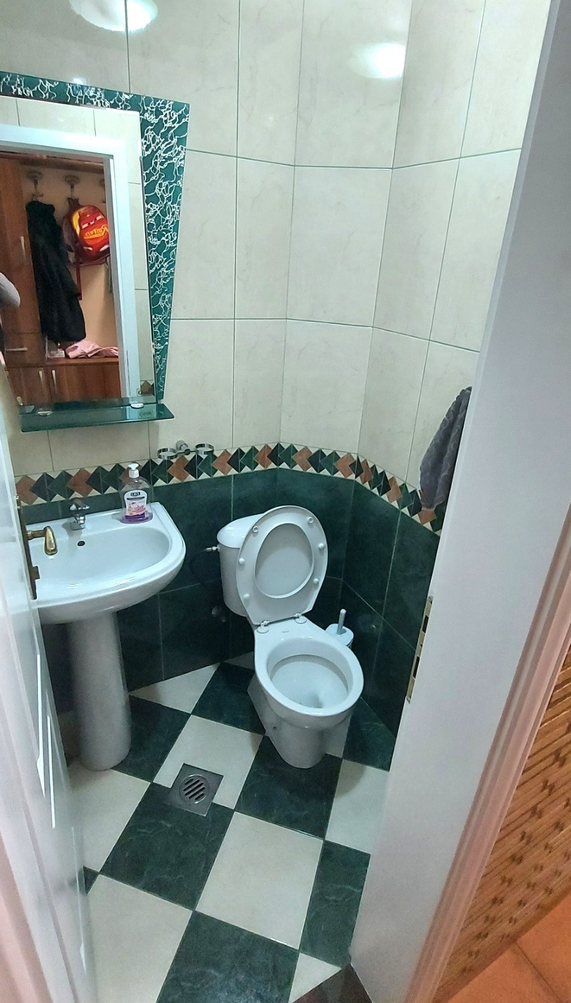 Prodaje se petosoban stan na Starom Aerodromu, prva faza, Podgorica.