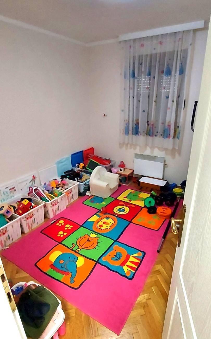 Prodaje se petosoban stan na Starom Aerodromu, prva faza, Podgorica.