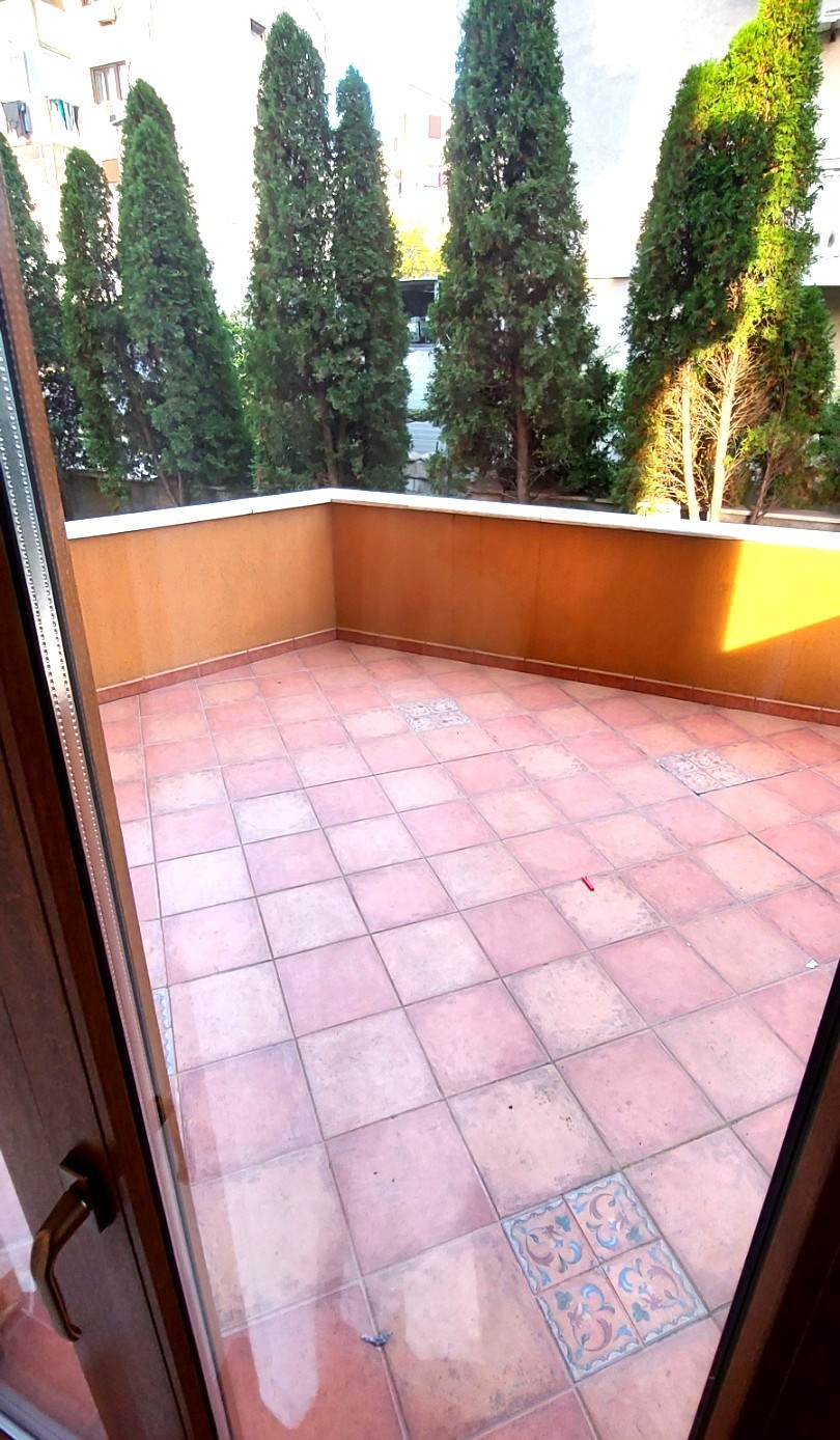 Prodaje se petosoban stan na Starom Aerodromu, prva faza, Podgorica.