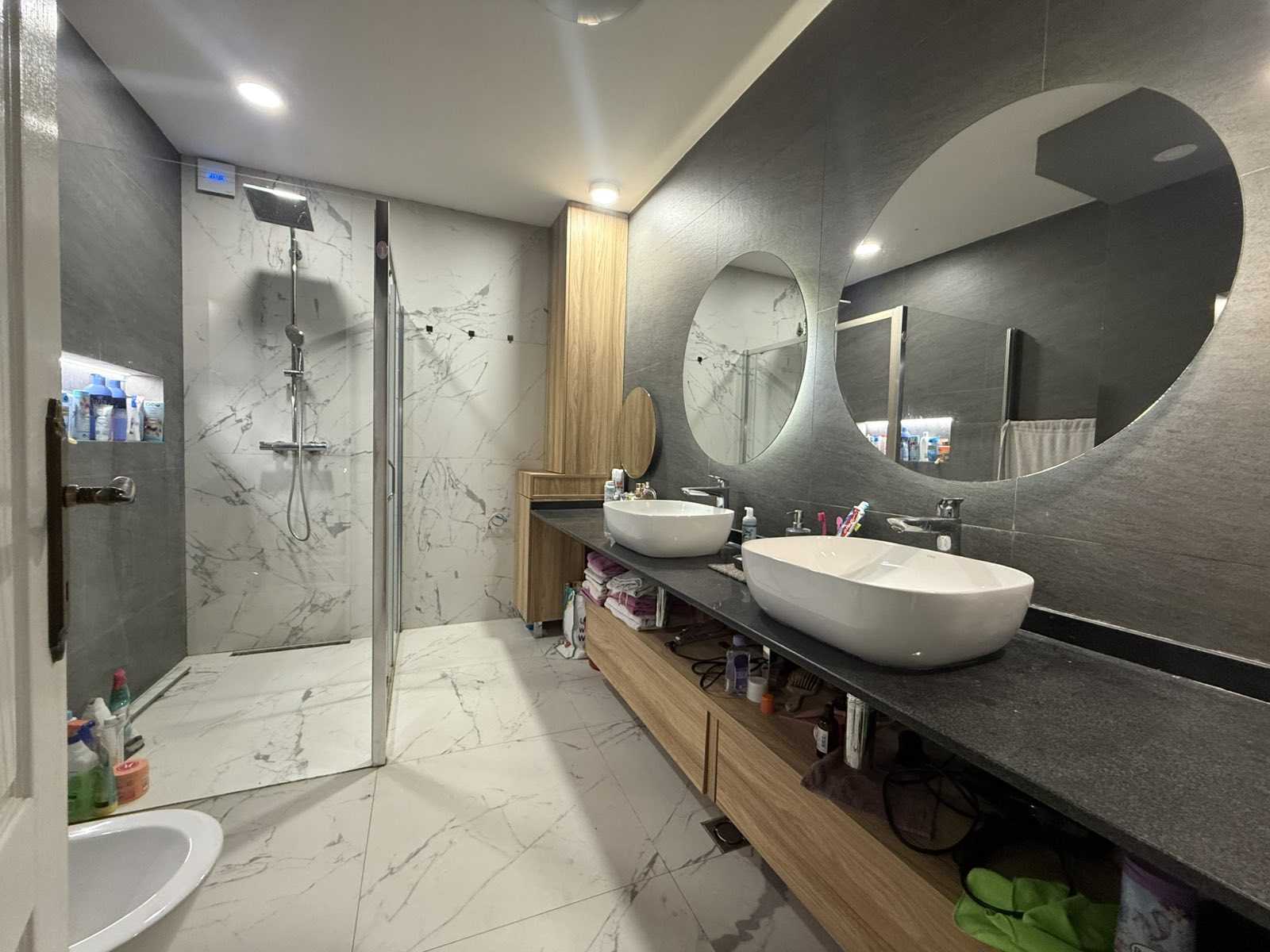 Prodaje se petosoban stan na Starom Aerodromu, prva faza, Podgorica.