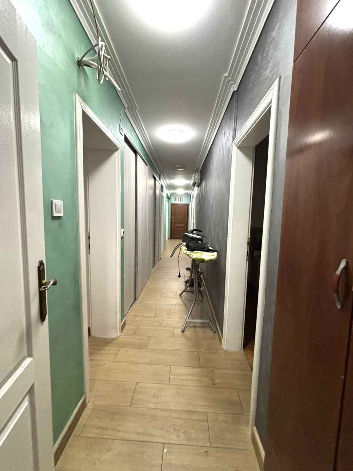 Prodaje se petosoban stan na Starom Aerodromu, prva faza, Podgorica.