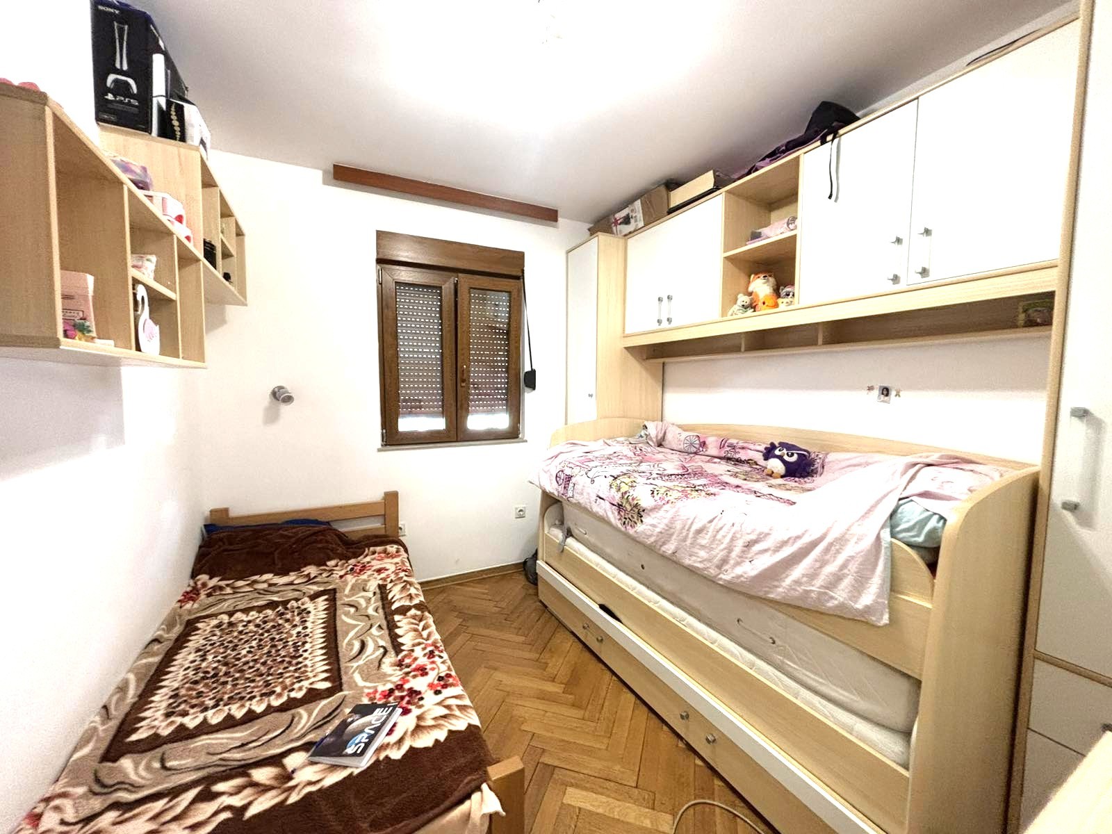 Prodaje se petosoban stan na Starom Aerodromu, prva faza, Podgorica.