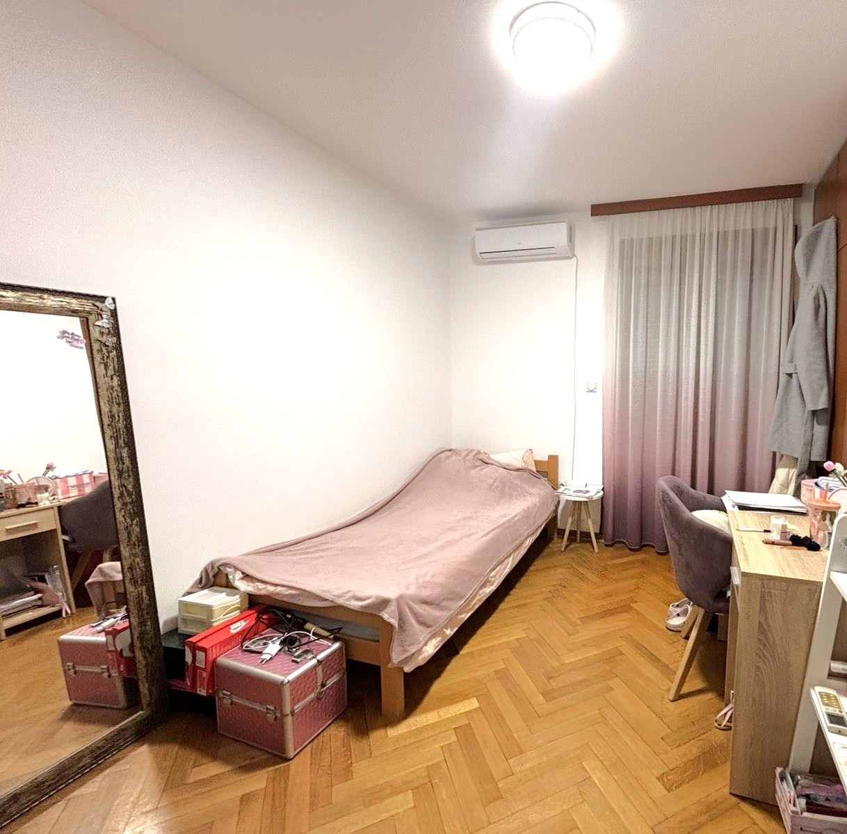 Prodaje se petosoban stan na Starom Aerodromu, prva faza, Podgorica.