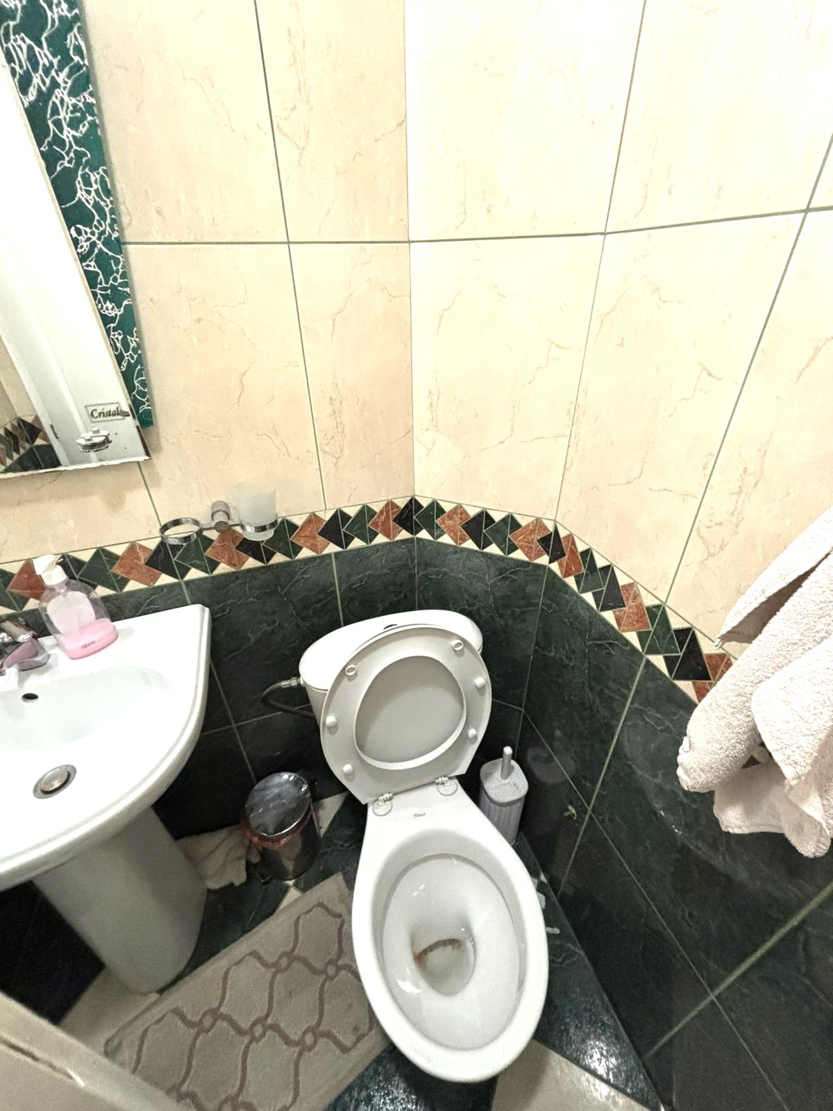 Prodaje se petosoban stan na Starom Aerodromu, prva faza, Podgorica.