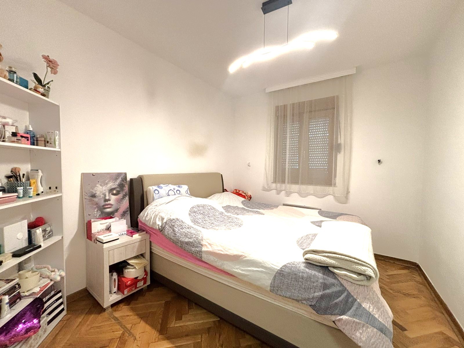 Prodaje se petosoban stan na Starom Aerodromu, prva faza, Podgorica.