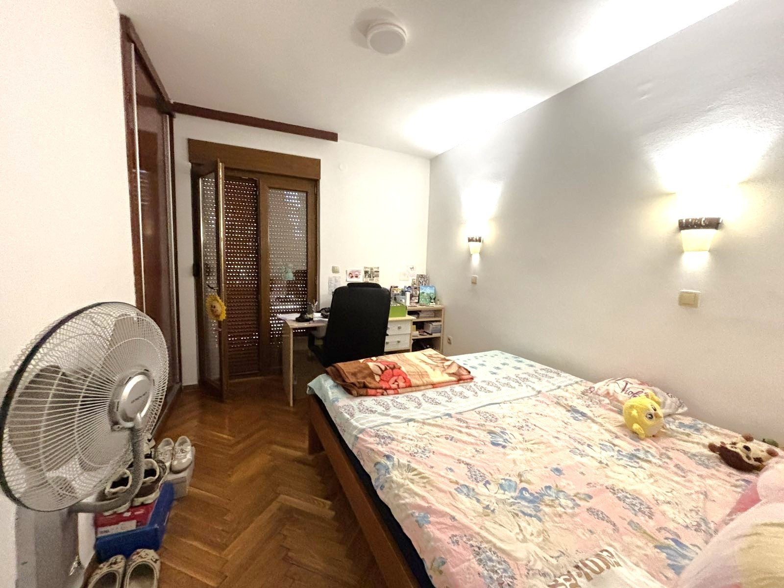 Prodaje se petosoban stan na Starom Aerodromu, prva faza, Podgorica.