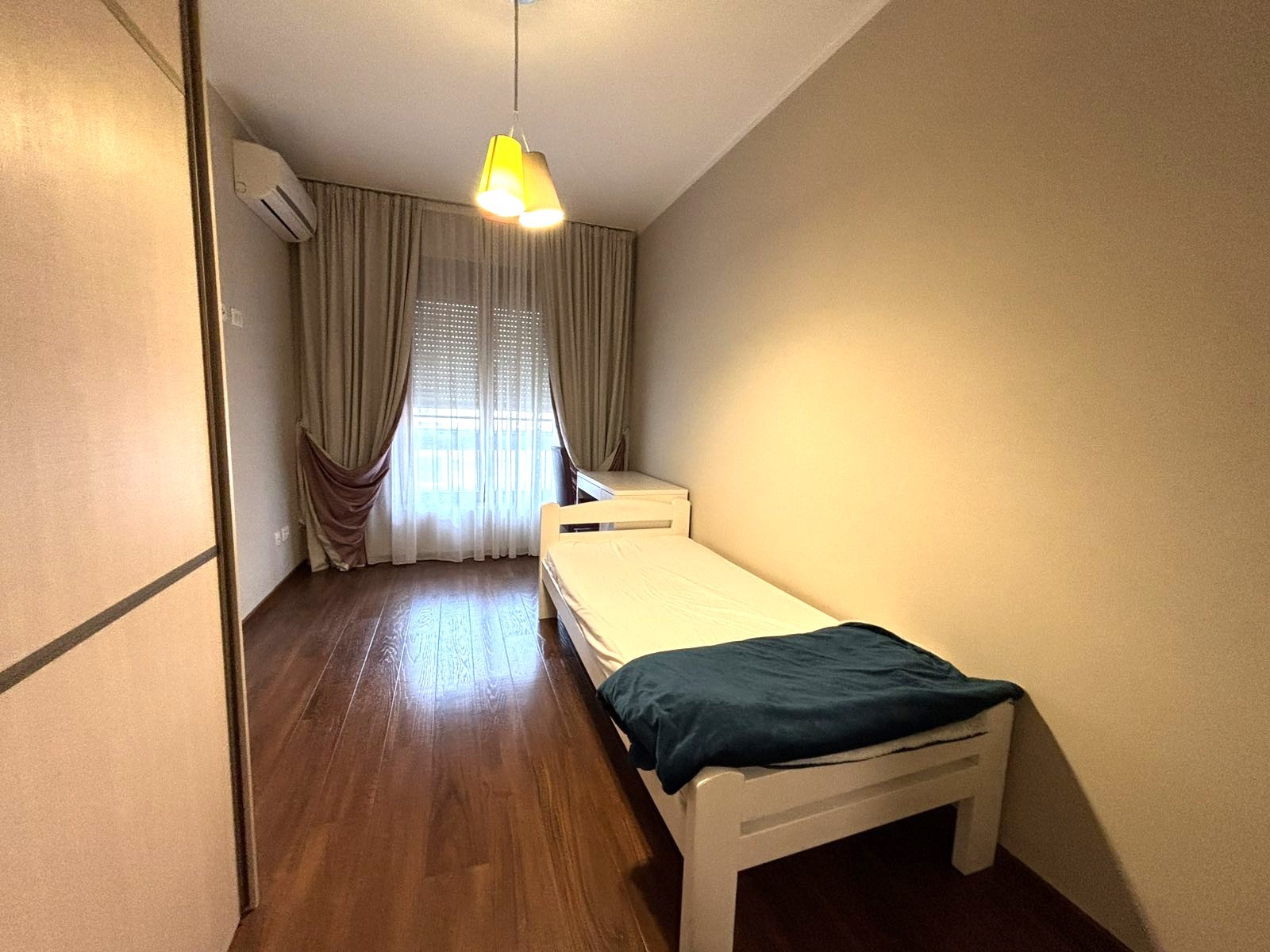 Izdaje se dvosoban stan u Master kvartu, Podgorica.