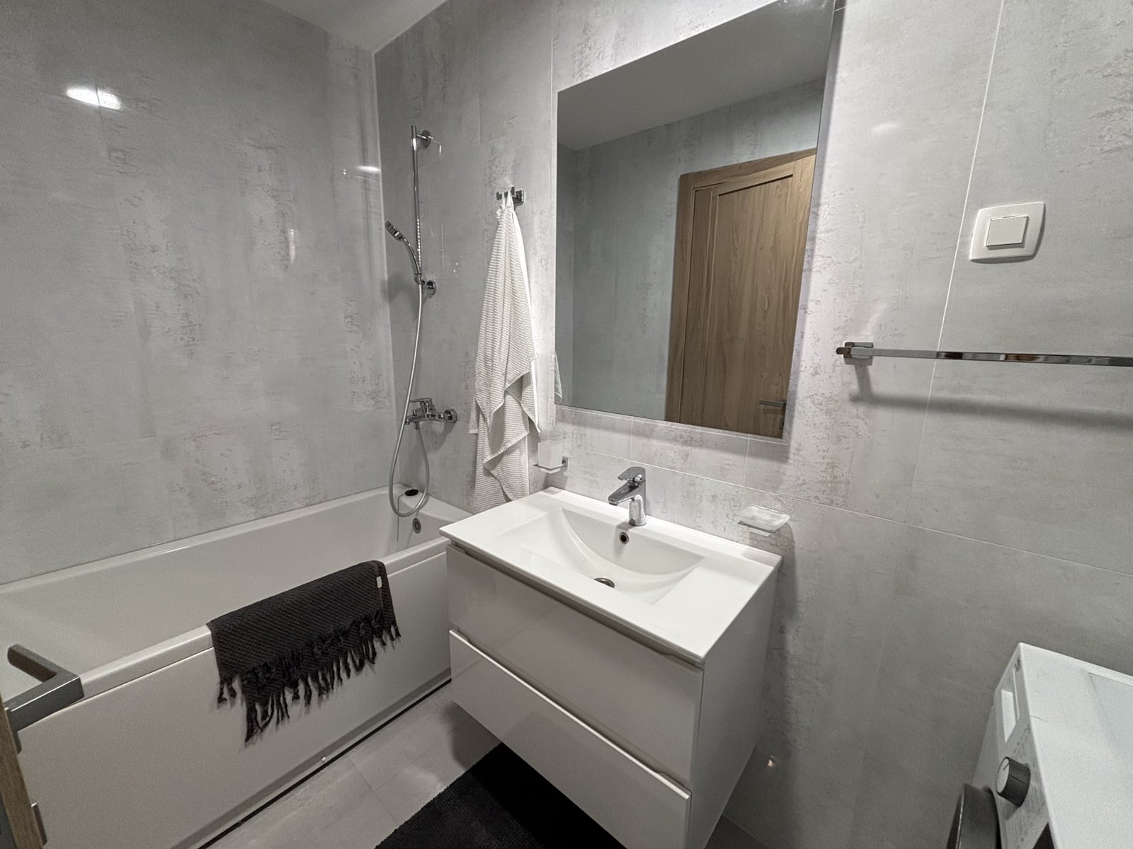 Izdaje se dvosoban stan u Master kvartu, Podgorica.