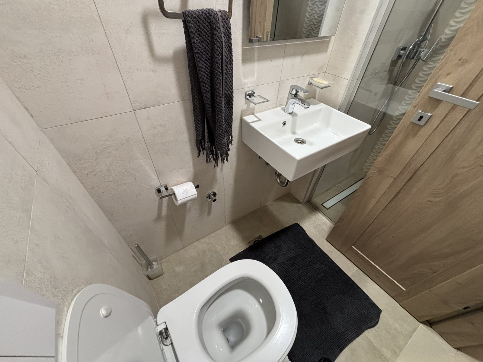 Izdaje se dvosoban stan u Master kvartu, Podgorica.