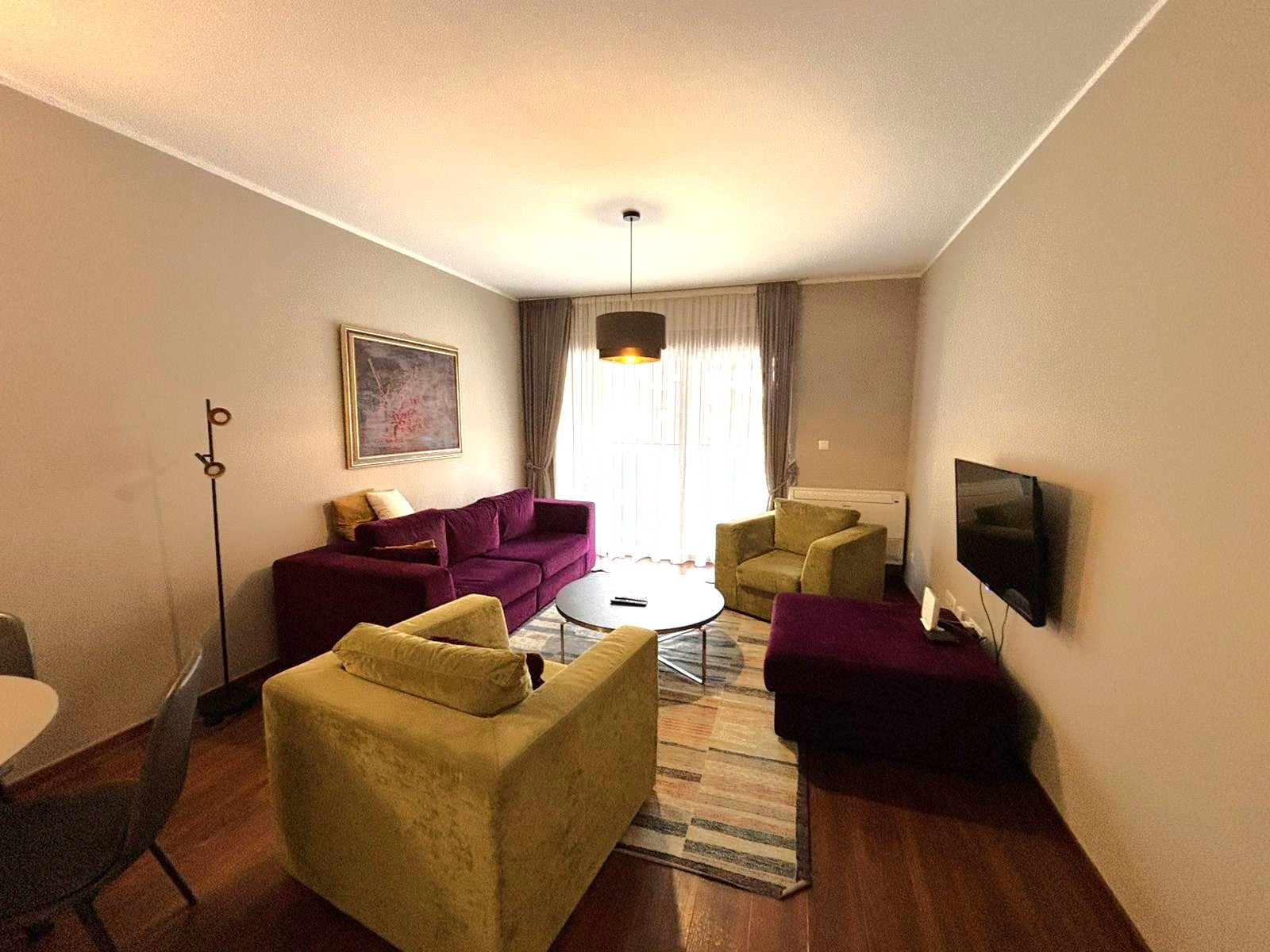 Izdaje se dvosoban stan u Master kvartu, Podgorica.