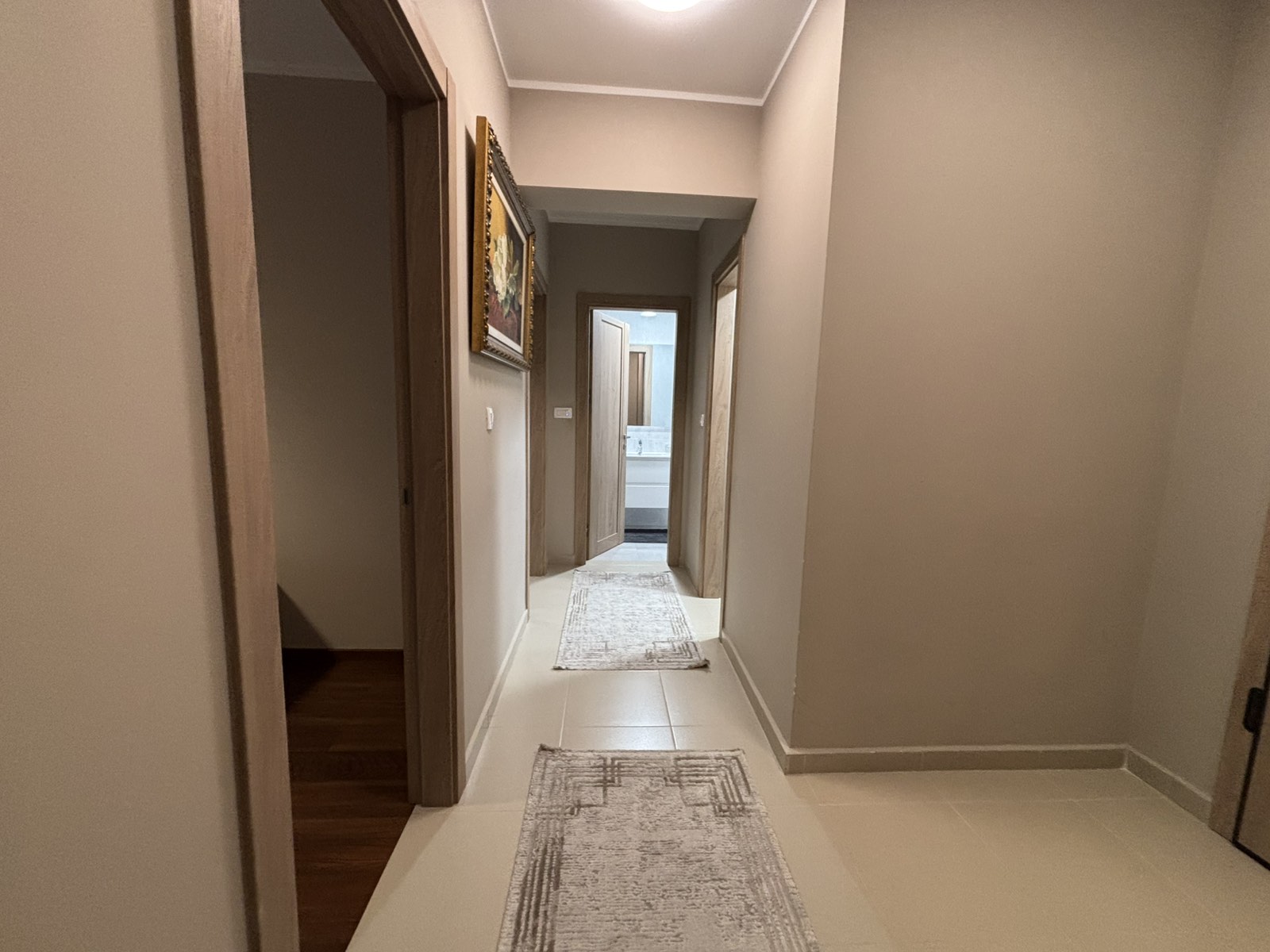 Izdaje se dvosoban stan u Master kvartu, Podgorica.