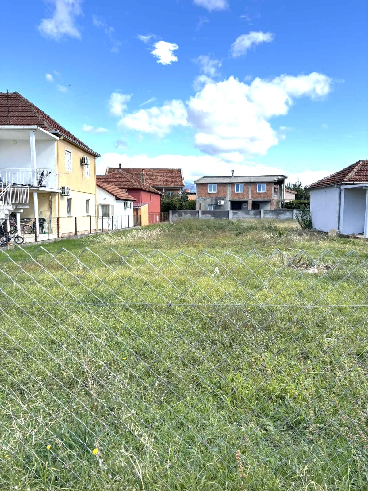 Prodaje se urbanizovan plac na izvrsnoj lokaciji u Tološima, Podgorica.