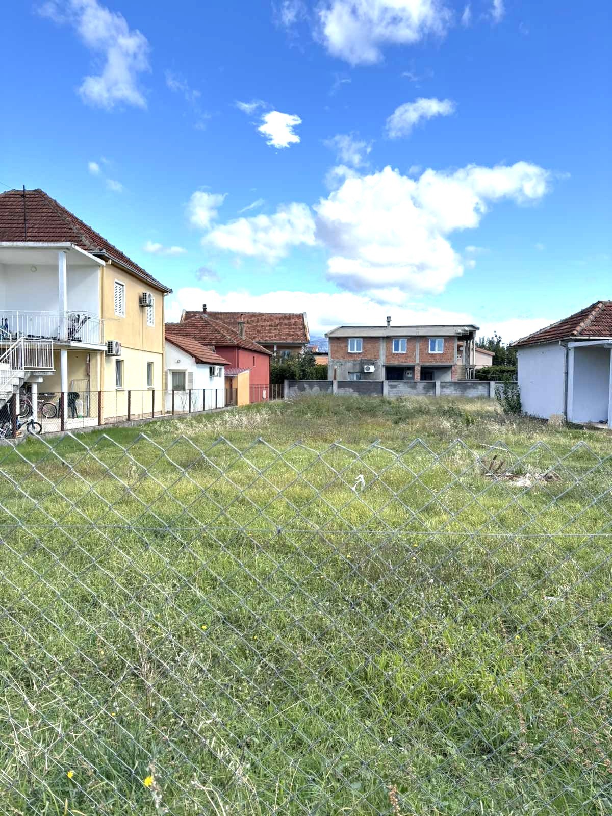 Prodaje se urbanizovan plac na izvrsnoj lokaciji u Tološima, Podgorica.