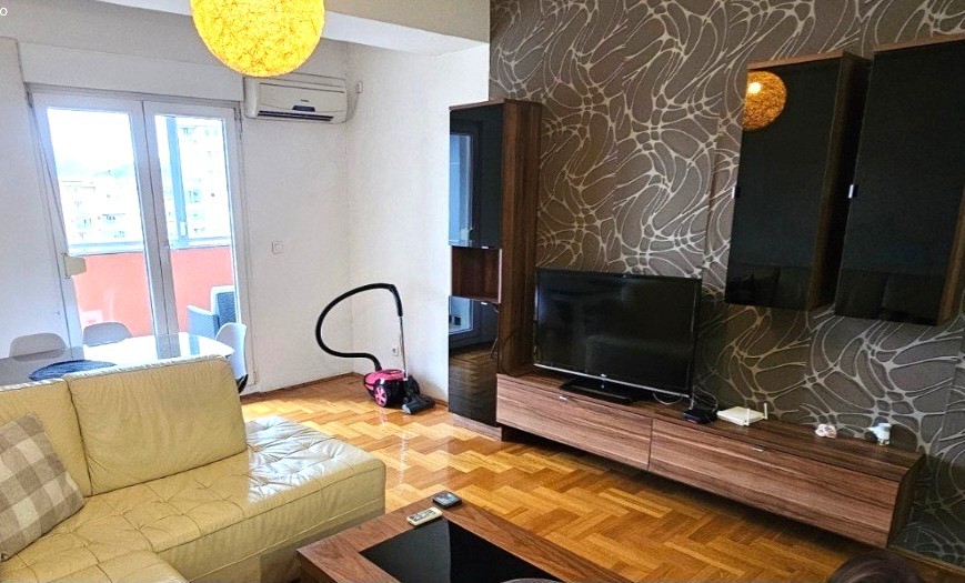 Izdaje se veci jednosoban stan u City kvartu