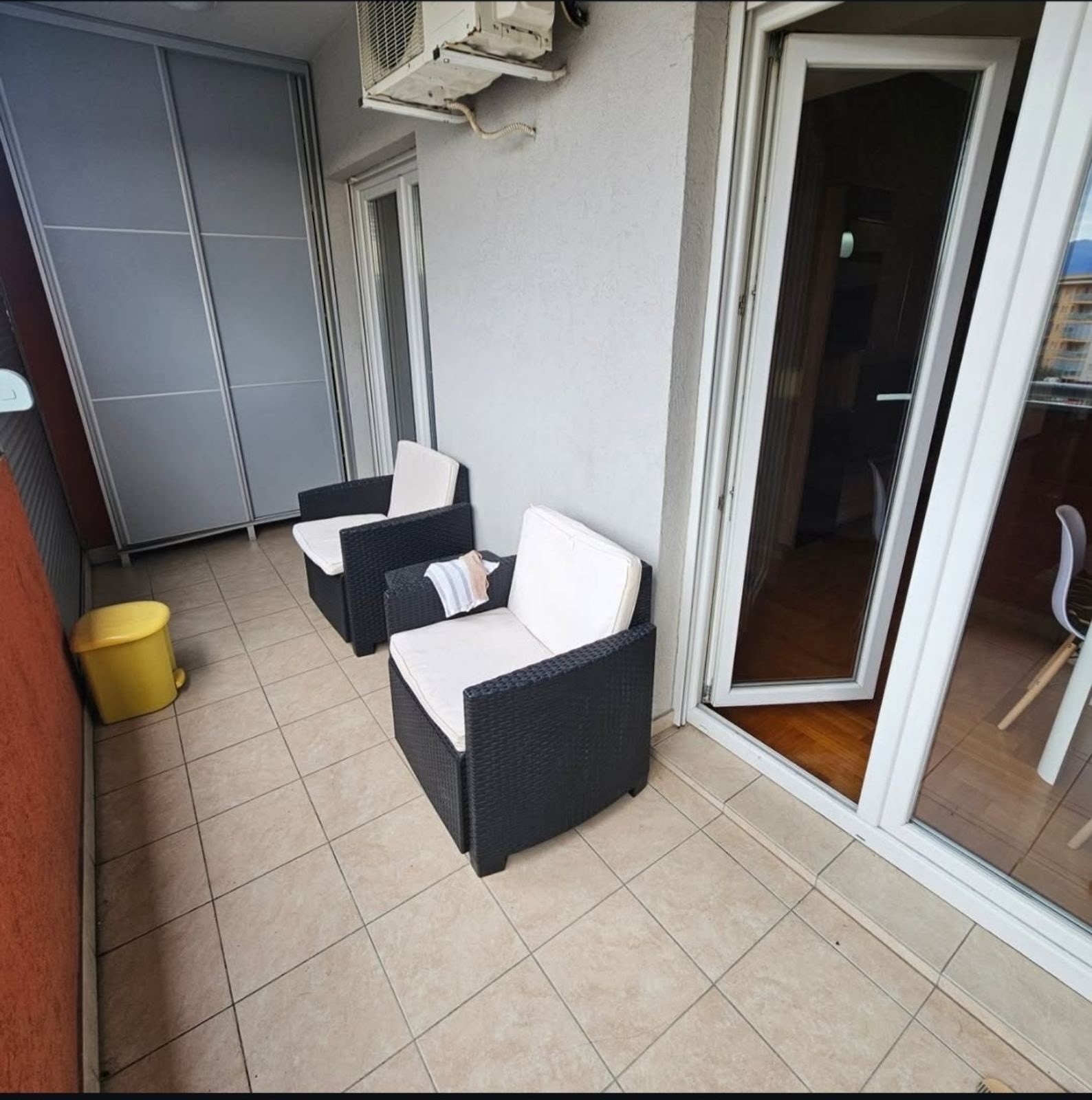 Izdaje se veci jednosoban stan u City kvartu