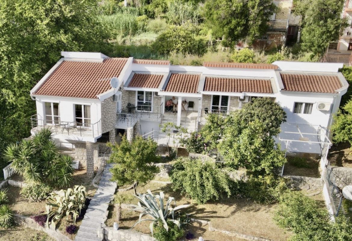 Prodaje se luksuzna porodična kuća sa više apartmana i pogledom na more.