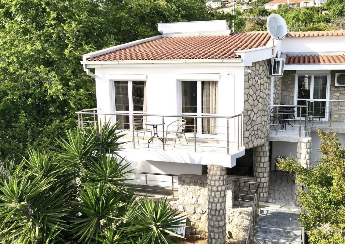 Prodaje se luksuzna porodična kuća sa više apartmana i pogledom na more.