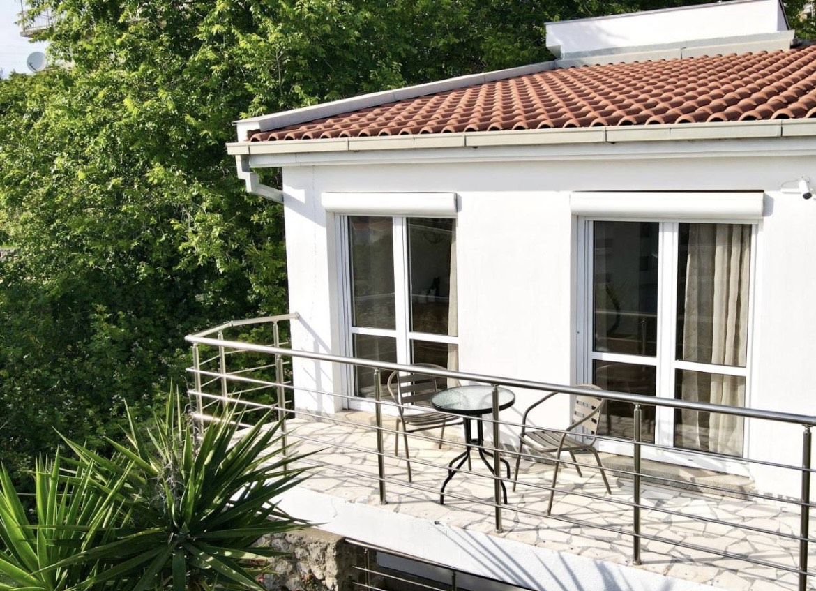 Prodaje se luksuzna porodična kuća sa više apartmana i pogledom na more.