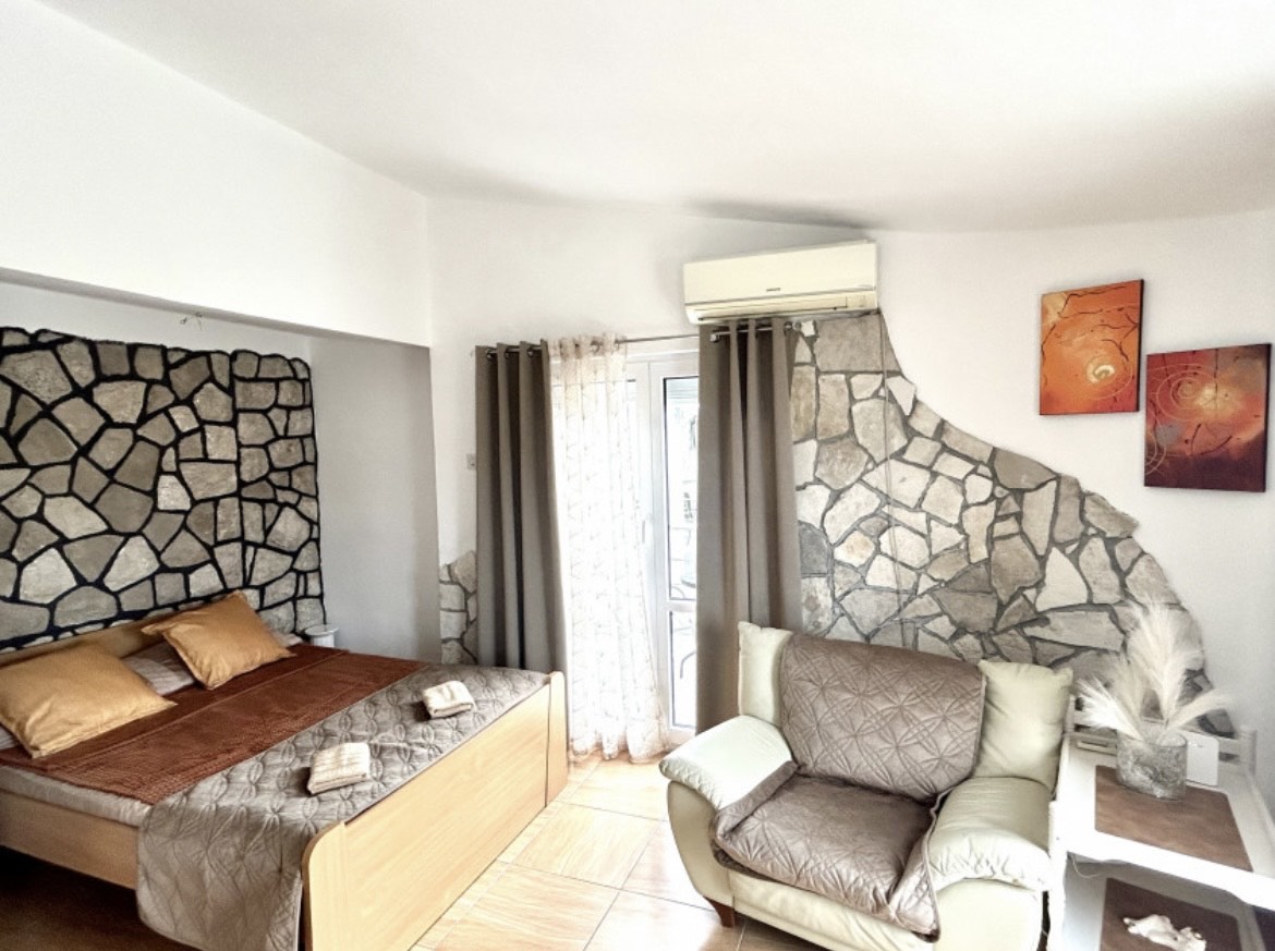 Prodaje se luksuzna porodična kuća sa više apartmana i pogledom na more.