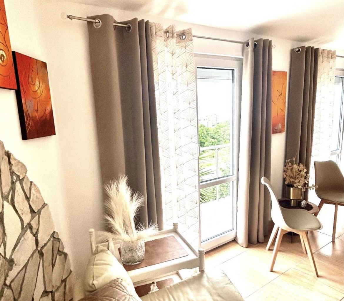 Prodaje se luksuzna porodična kuća sa više apartmana i pogledom na more.