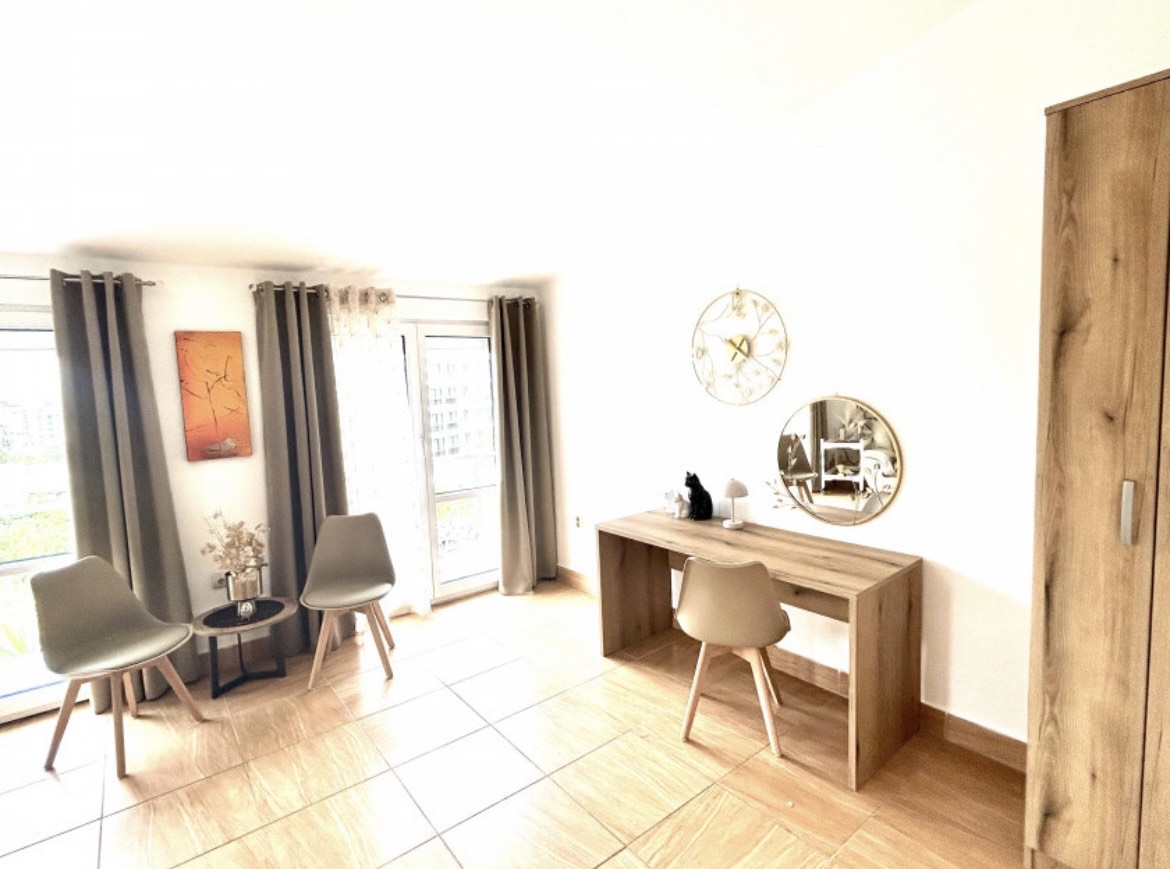 Prodaje se luksuzna porodična kuća sa više apartmana i pogledom na more.