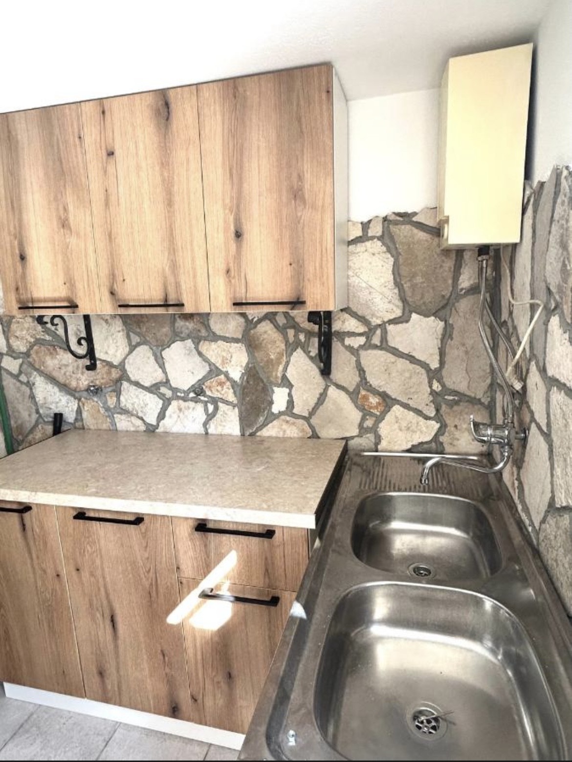 Prodaje se luksuzna porodična kuća sa više apartmana i pogledom na more.