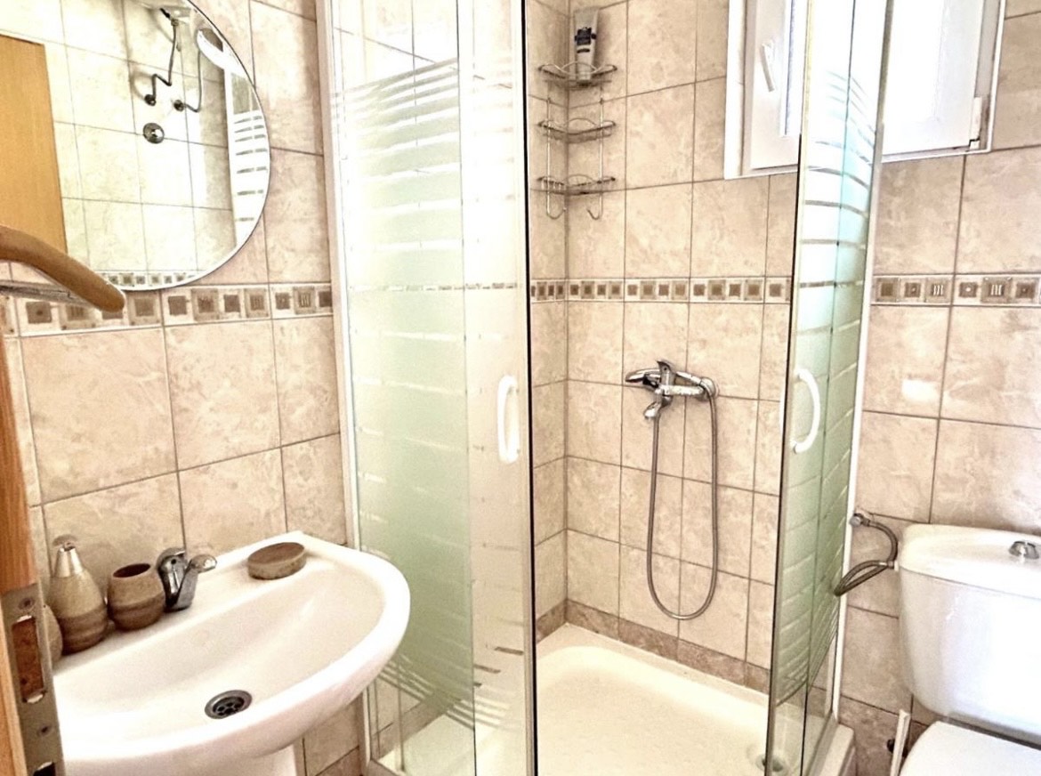 Prodaje se luksuzna porodična kuća sa više apartmana i pogledom na more.