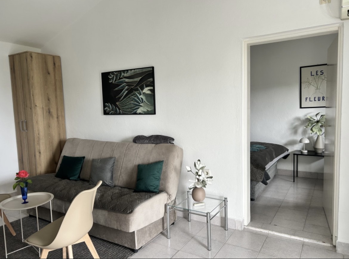 Prodaje se luksuzna porodična kuća sa više apartmana i pogledom na more.