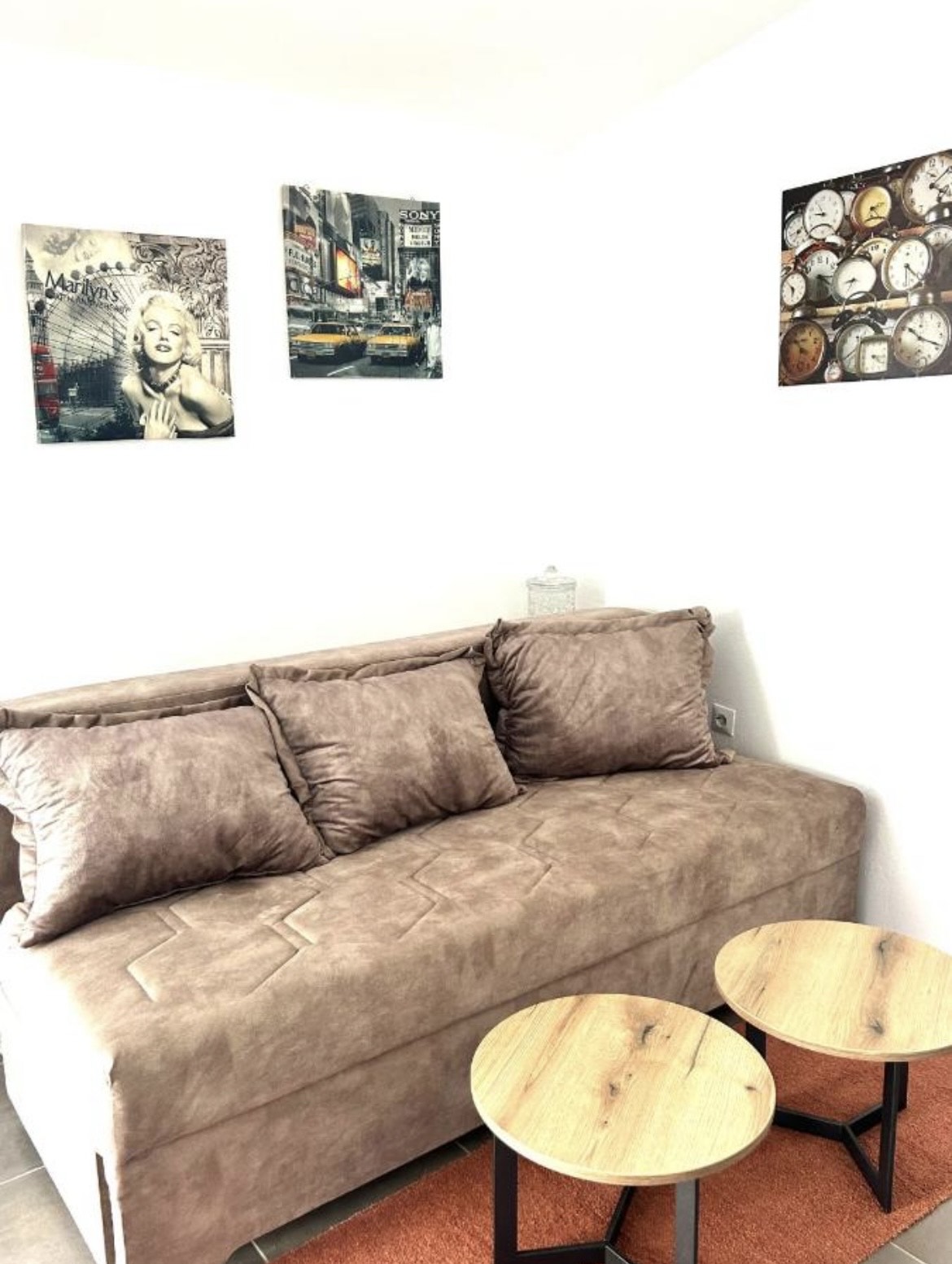 Prodaje se luksuzna porodična kuća sa više apartmana i pogledom na more.