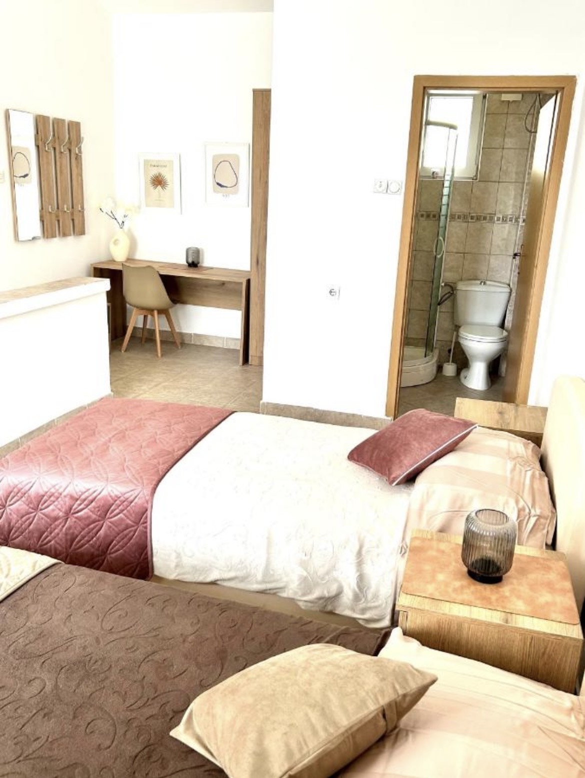 Prodaje se luksuzna porodična kuća sa više apartmana i pogledom na more.