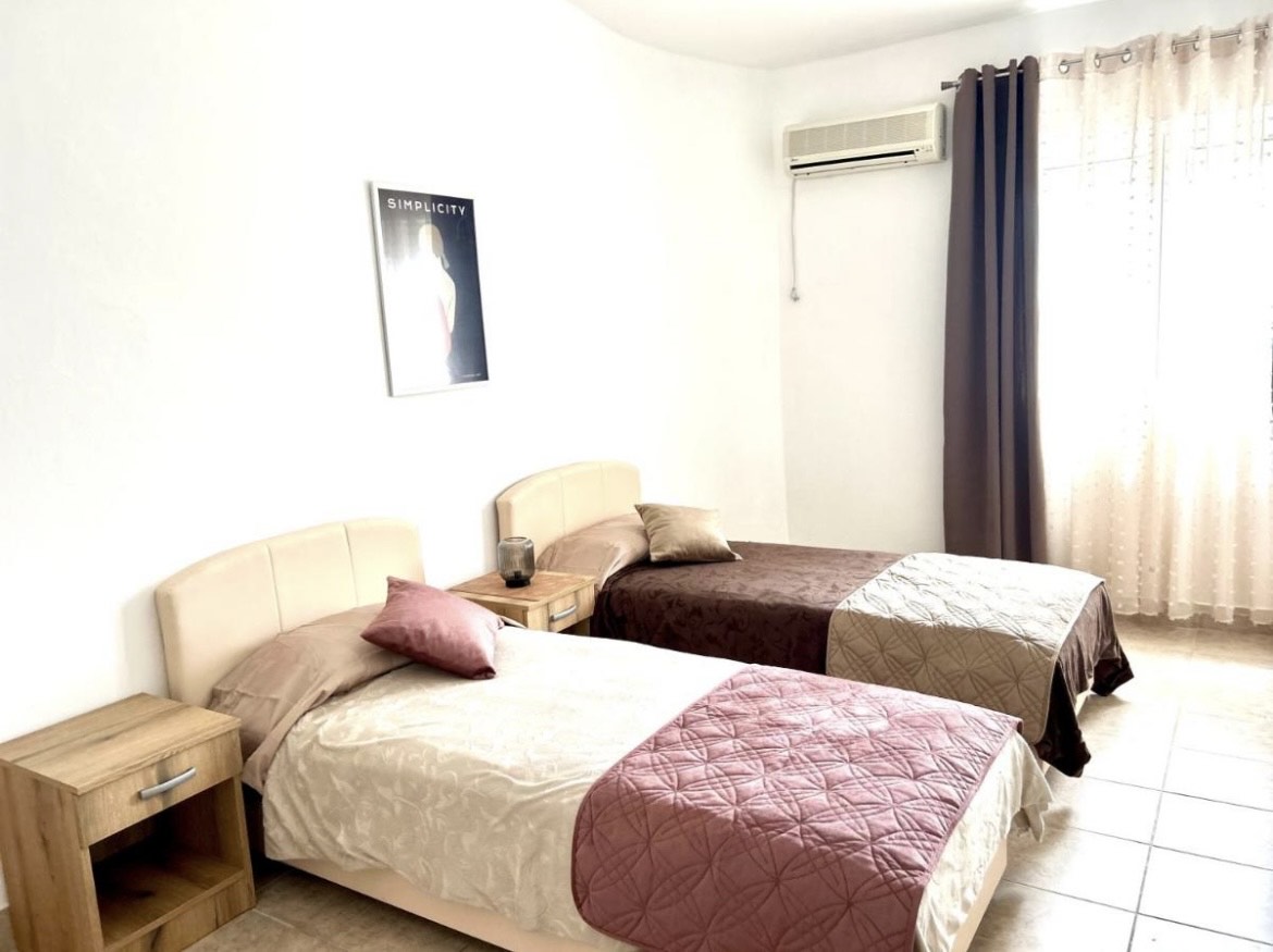 Prodaje se luksuzna porodična kuća sa više apartmana i pogledom na more.