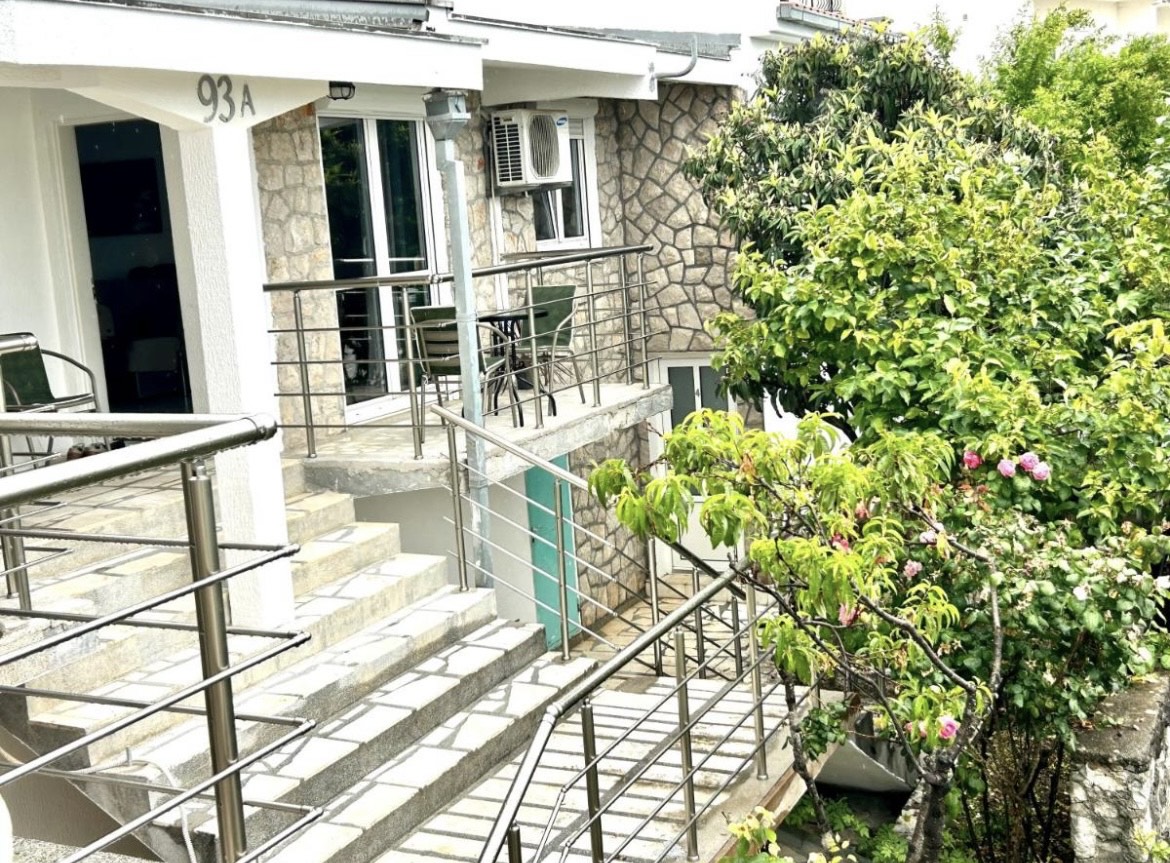 Prodaje se luksuzna porodična kuća sa više apartmana i pogledom na more.