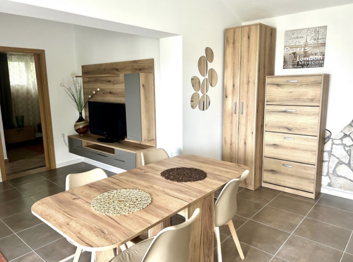 Prodaje se luksuzna porodična kuća sa više apartmana i pogledom na more.