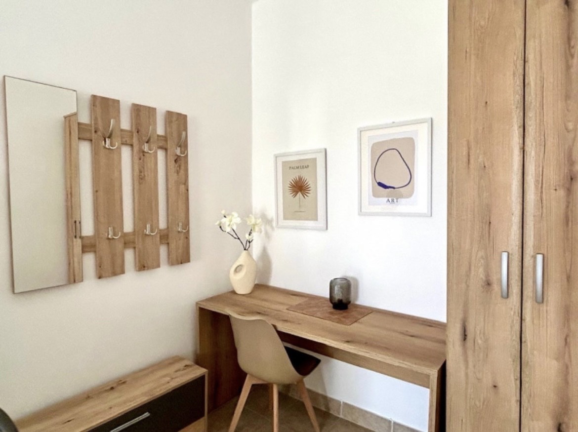 Prodaje se luksuzna porodična kuća sa više apartmana i pogledom na more.