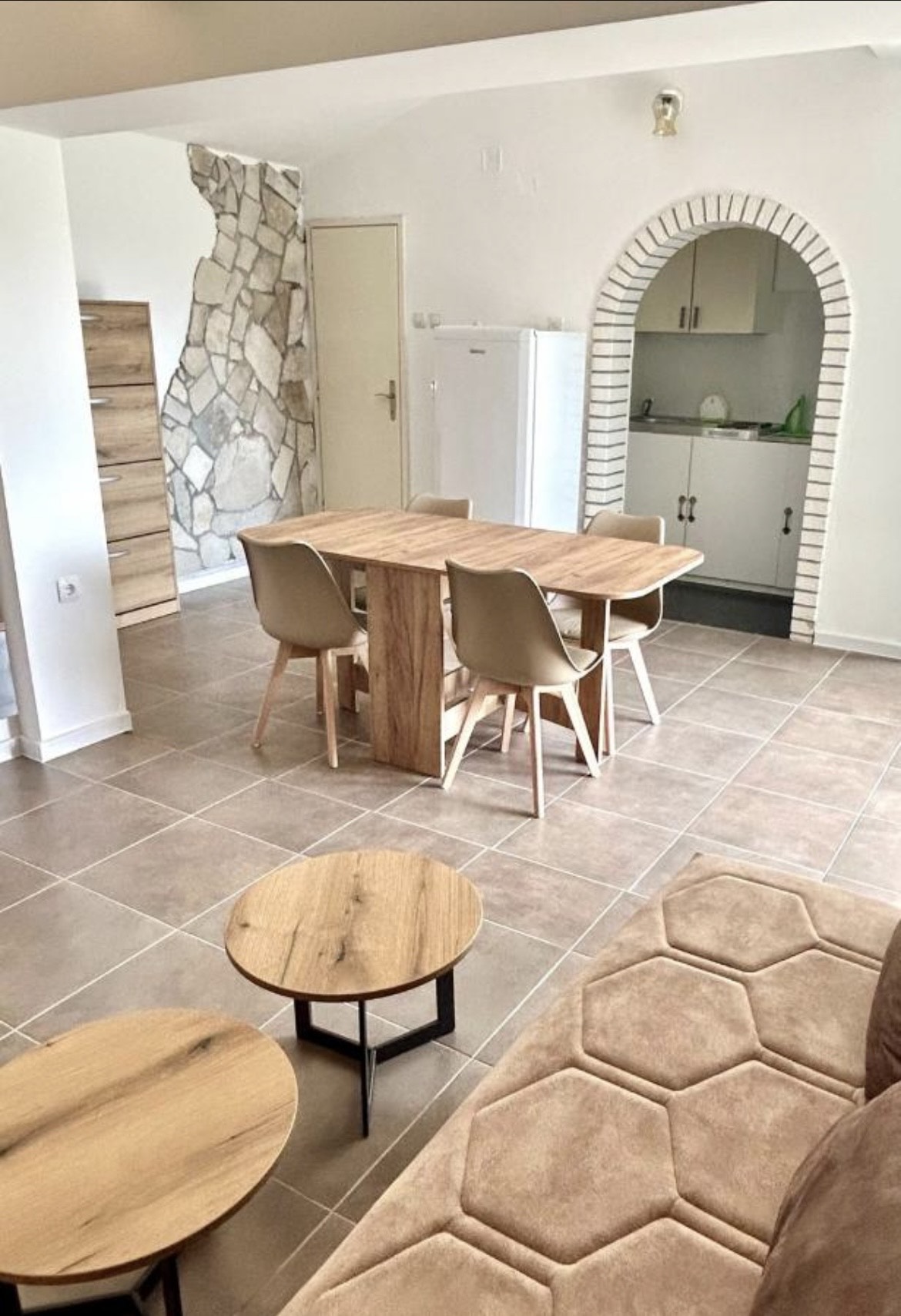 Prodaje se luksuzna porodična kuća sa više apartmana i pogledom na more.