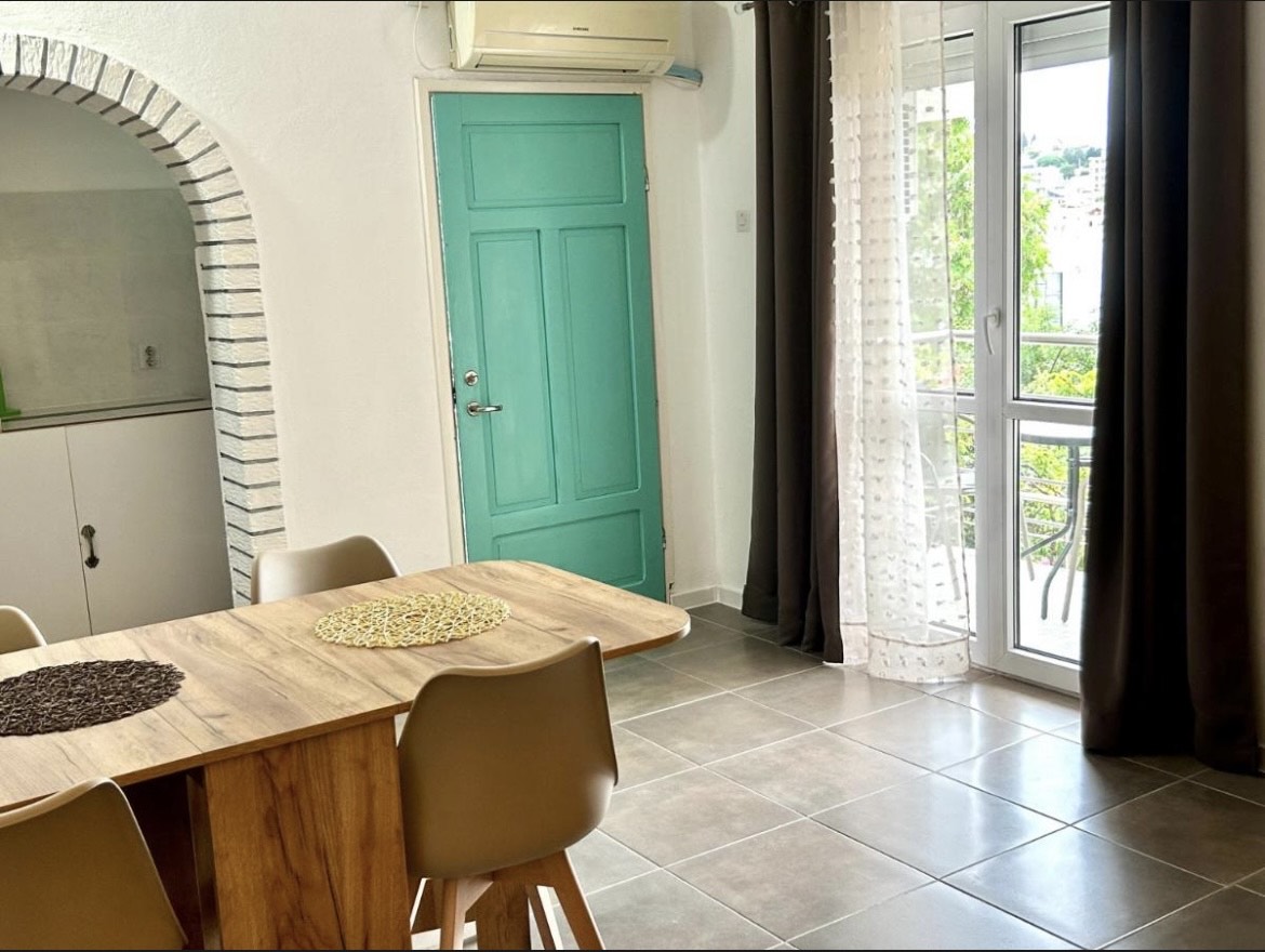 Prodaje se luksuzna porodična kuća sa više apartmana i pogledom na more.