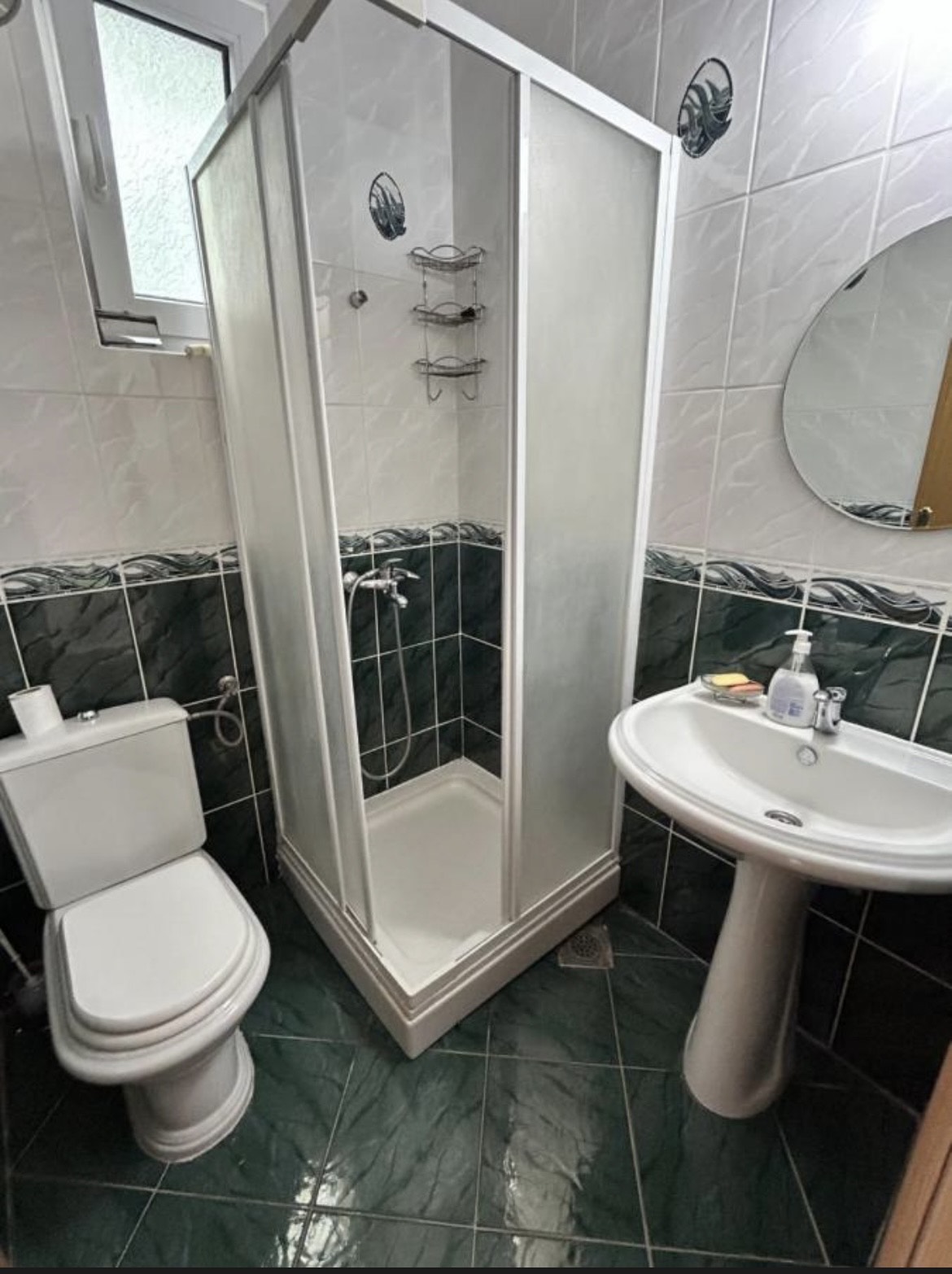 Prodaje se luksuzna porodična kuća sa više apartmana i pogledom na more.