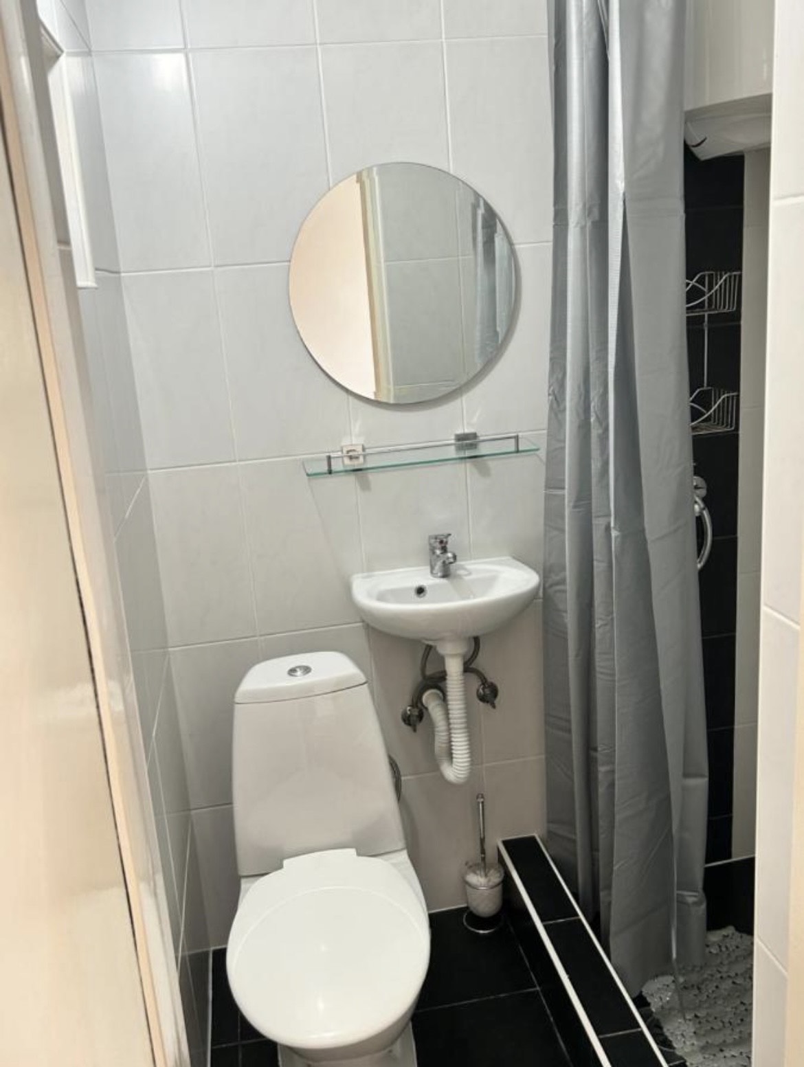 Prodaje se luksuzna porodična kuća sa više apartmana i pogledom na more.