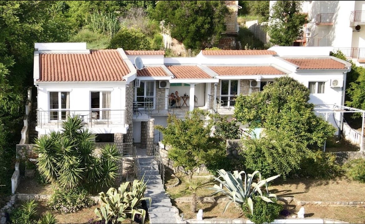 Prodaje se luksuzna porodična kuća sa više apartmana i pogledom na more.