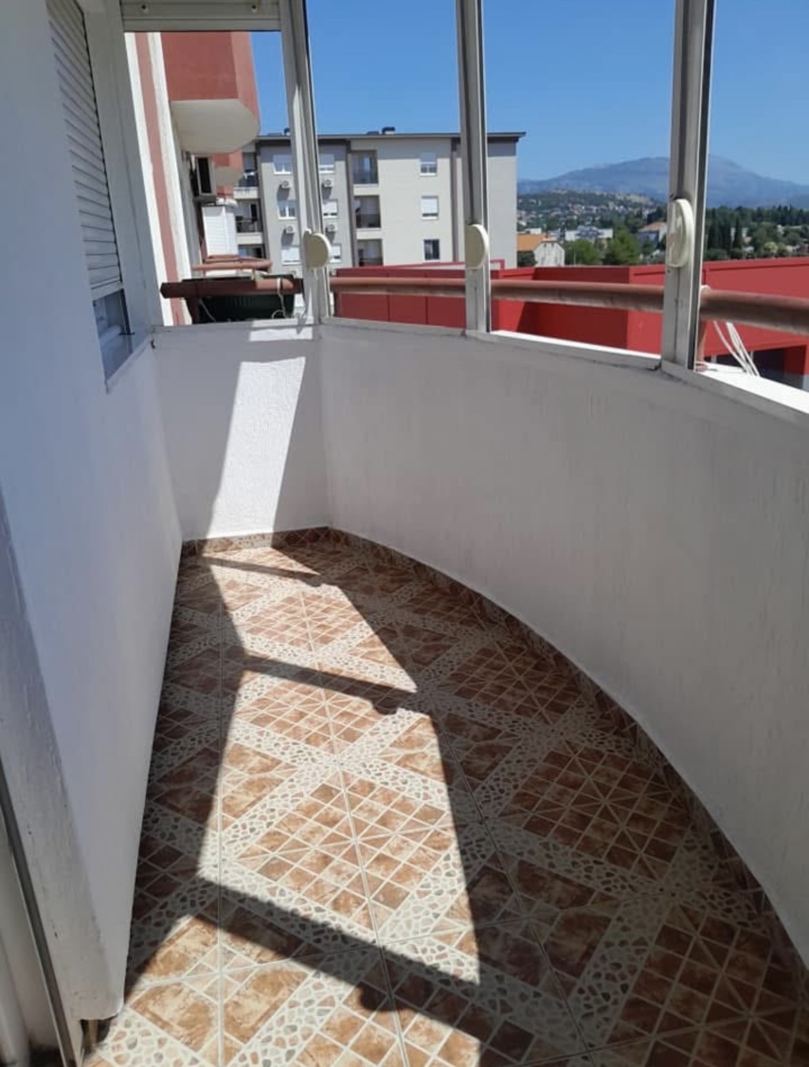 Prodaja jednosobnog  stana  na Zabjelu - preko puta Multikoma