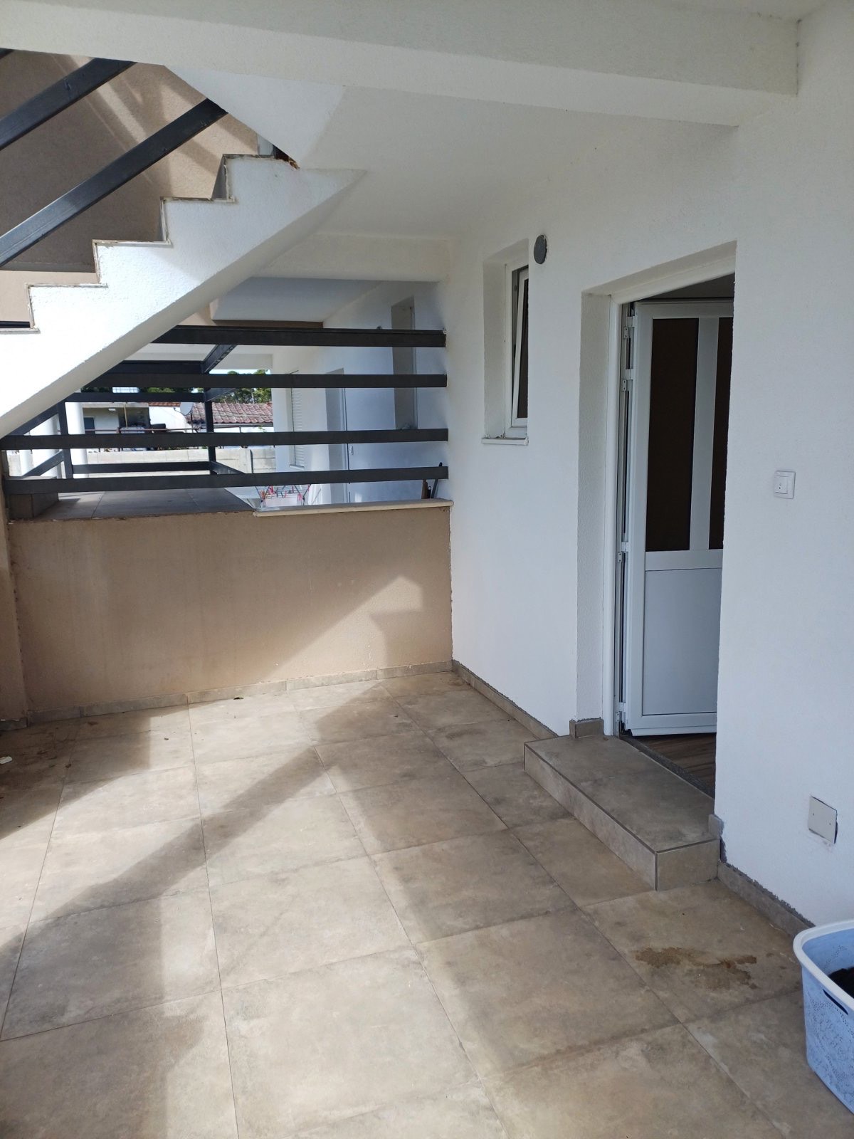 Izdaje se dvosoban nenamjesten stan u Murtovini, Podgorica