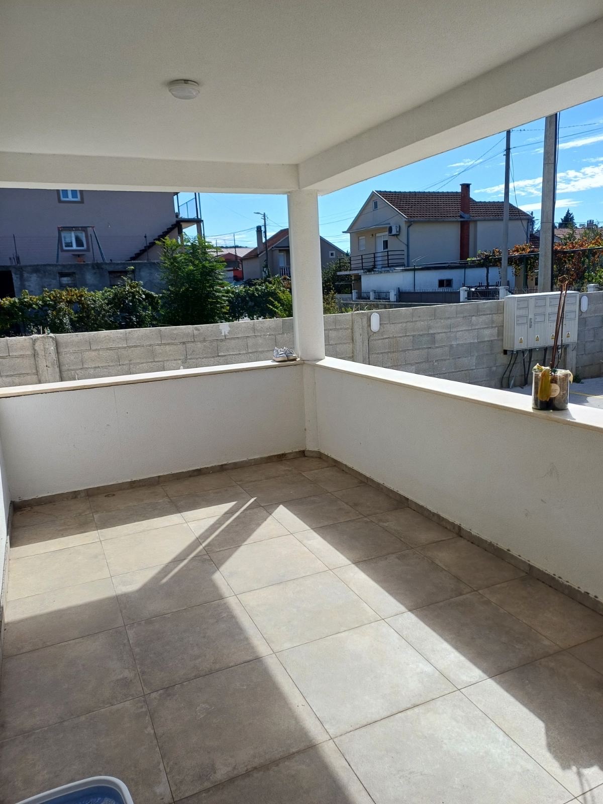 Izdaje se dvosoban nenamjesten stan u Murtovini, Podgorica