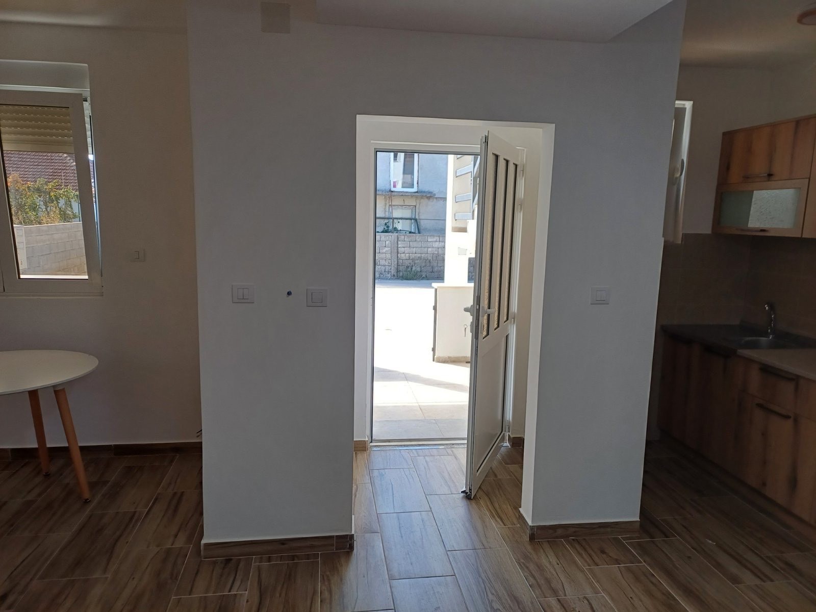 Izdaje se dvosoban nenamjesten stan u Murtovini, Podgorica