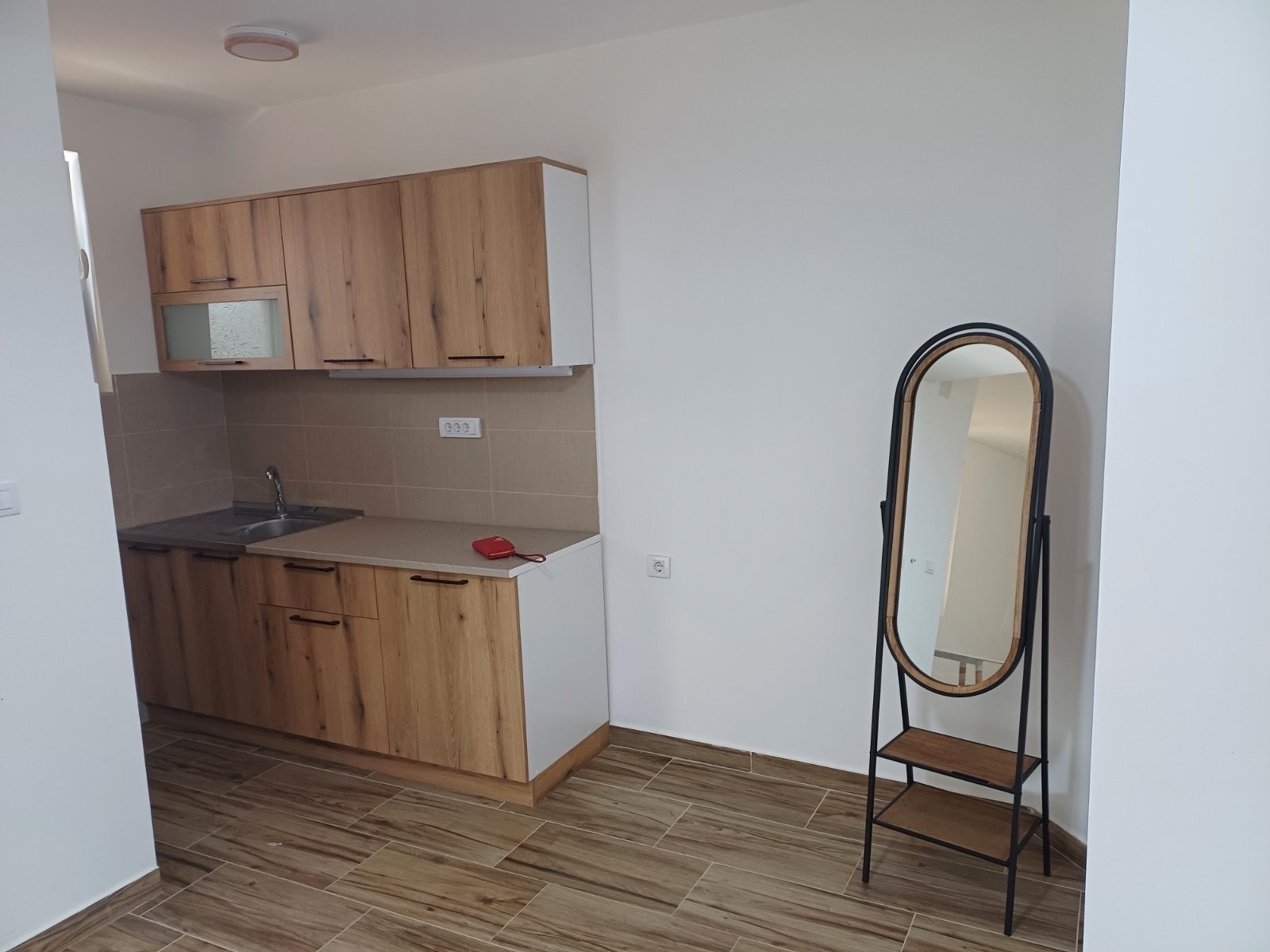 Izdaje se dvosoban nenamjesten stan u Murtovini, Podgorica