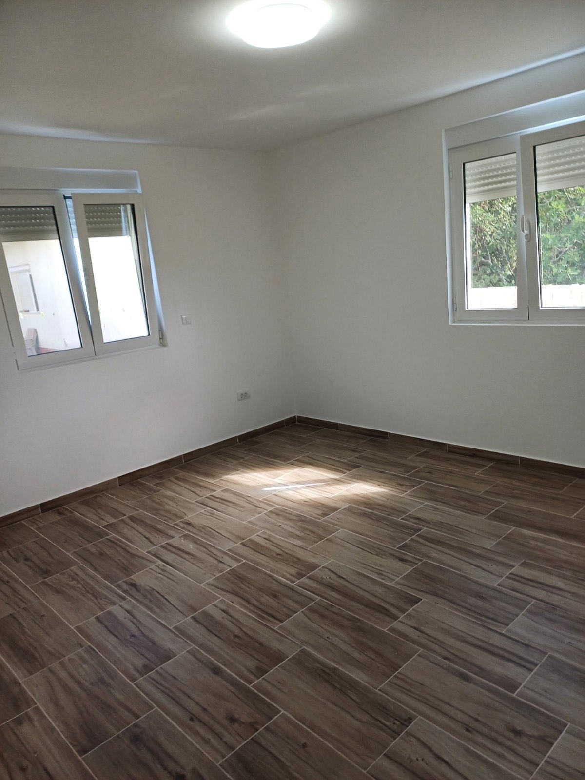 Izdaje se dvosoban nenamjesten stan u Murtovini, Podgorica