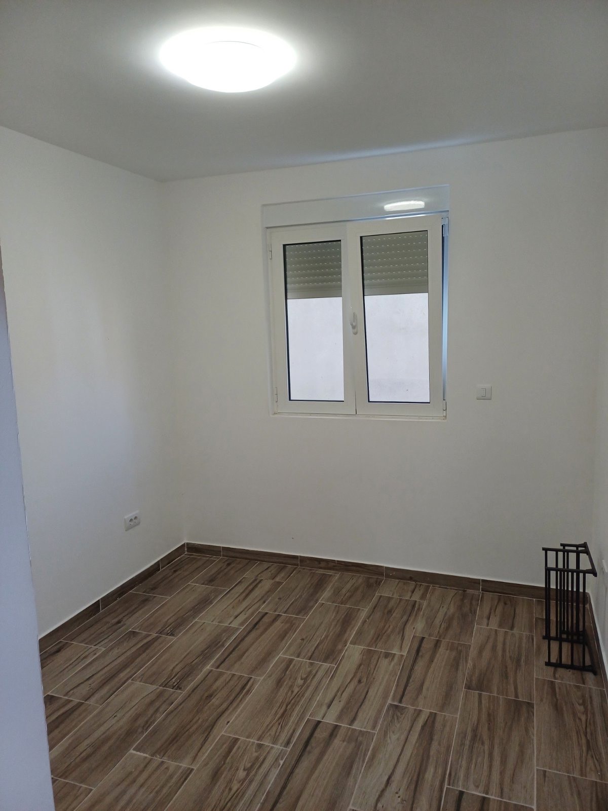 Izdaje se dvosoban nenamjesten stan u Murtovini, Podgorica