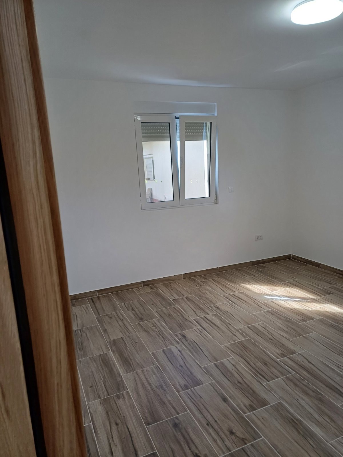 Izdaje se dvosoban nenamjesten stan u Murtovini, Podgorica