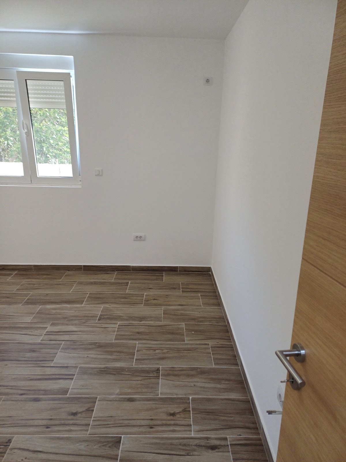 Izdaje se dvosoban nenamjesten stan u Murtovini, Podgorica