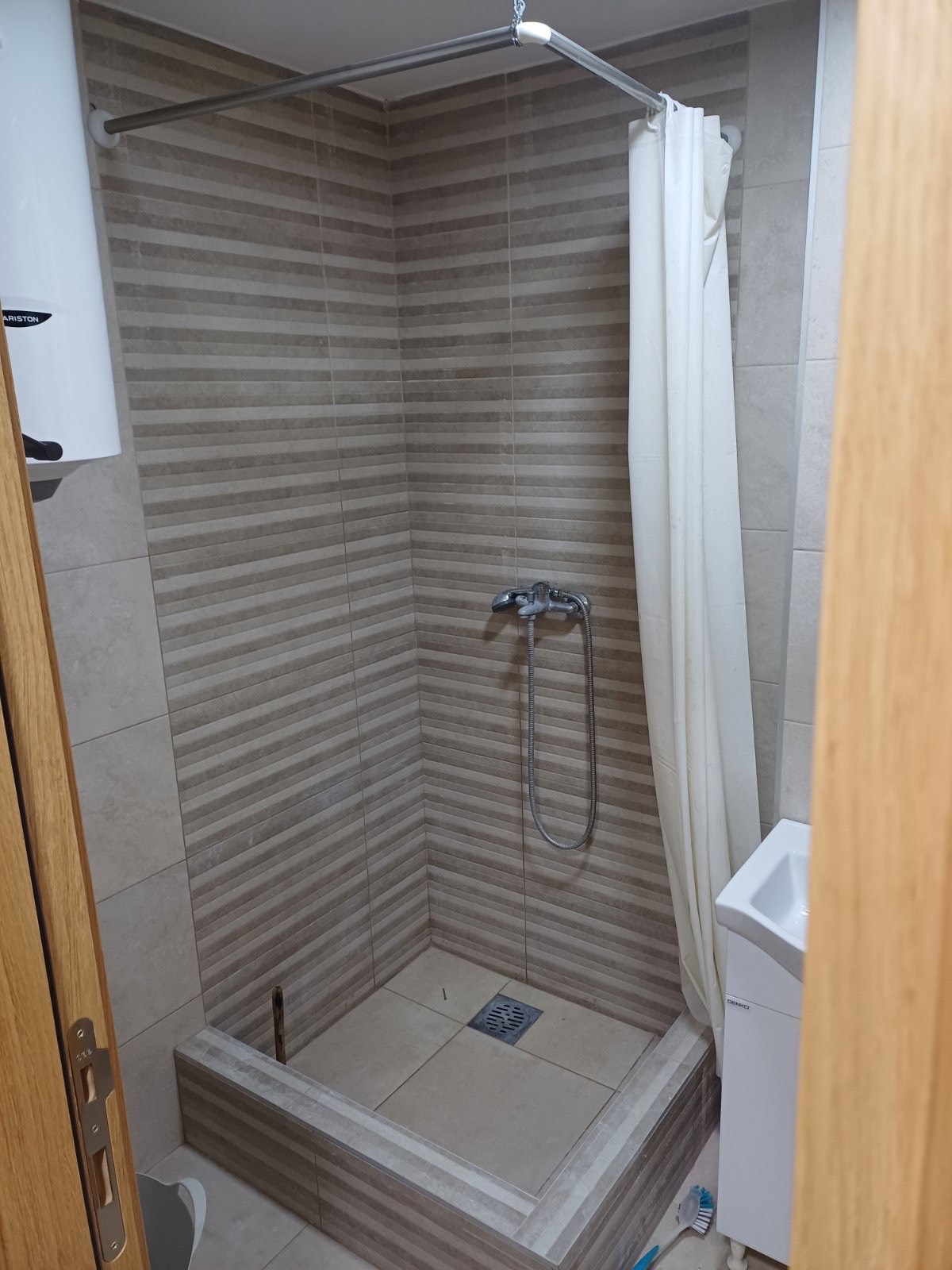 Izdaje se dvosoban nenamjesten stan u Murtovini, Podgorica