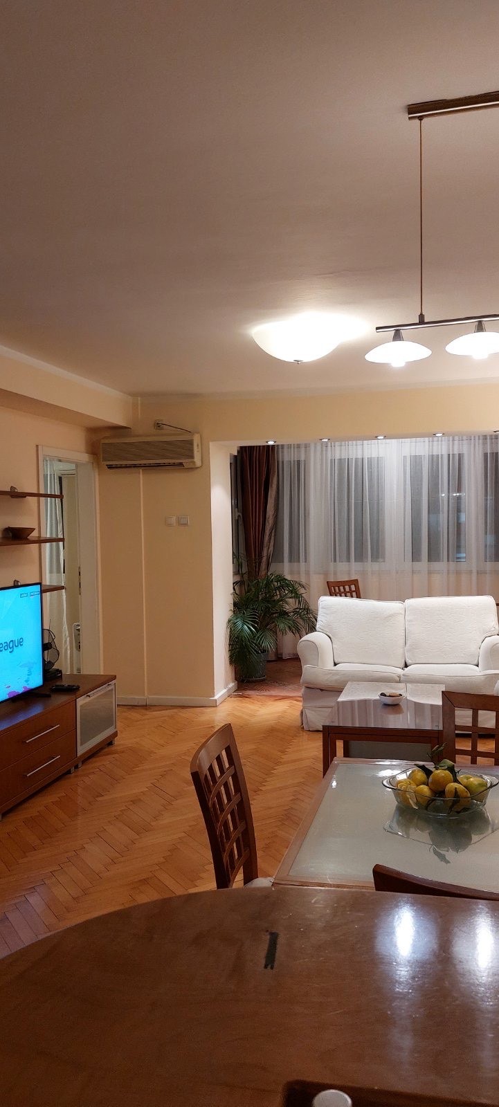 Izdaje se trosoban namjesten stan u centru grada, ulica Oktobarske revolucije